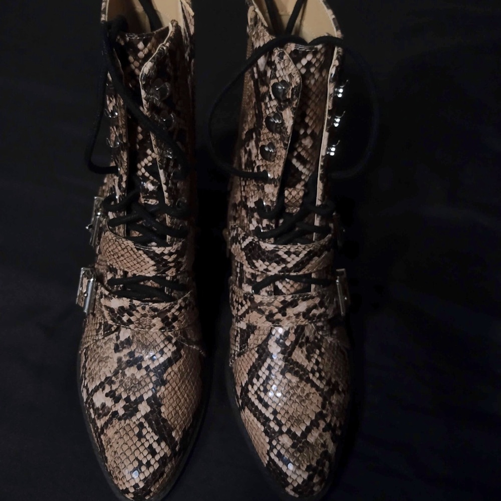💕✨ EXPRESS Snakeskin Boot ✨💕